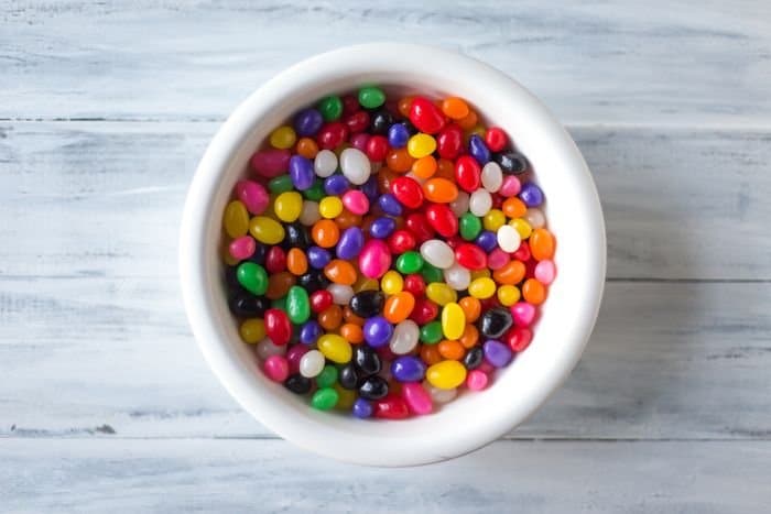 un tazón de dulces de colores