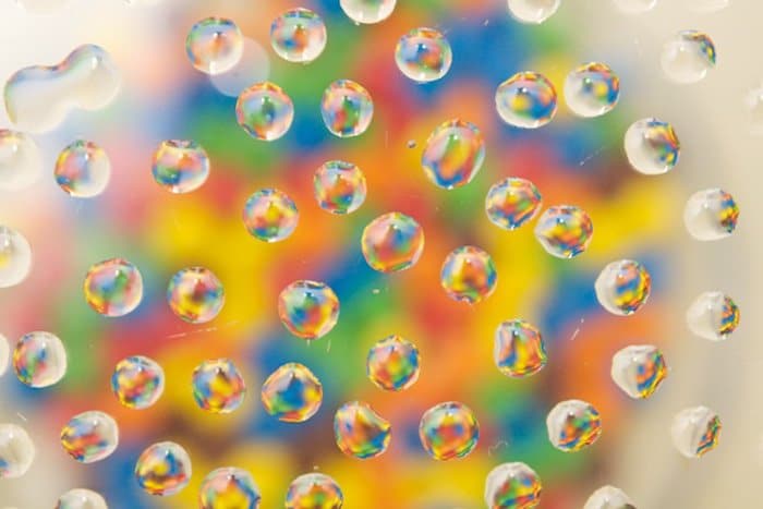 foto de gotas de agua con un fondo de colores