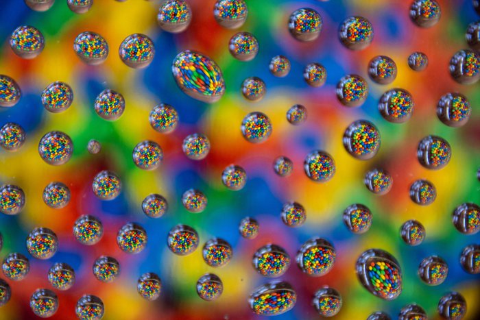Fotografía de gota de agua colorida por Robert Mason