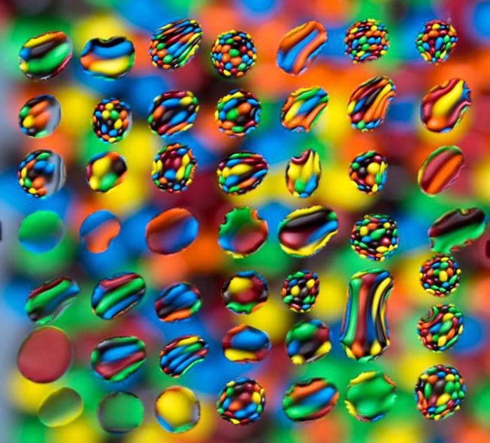 Fotografía colorida de la gota de agua por Claude Edmond