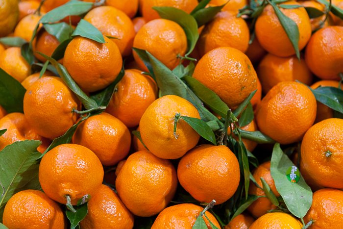 Un delicioso ejemplo de fotos de existencias simples de un montón de naranjas