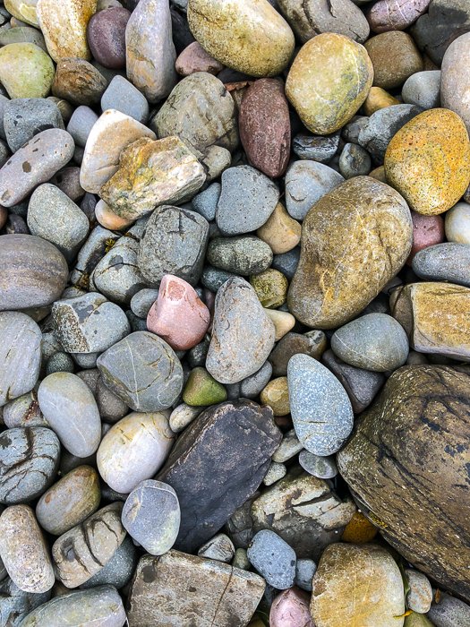 Una foto de piedras y guijarros en la playa