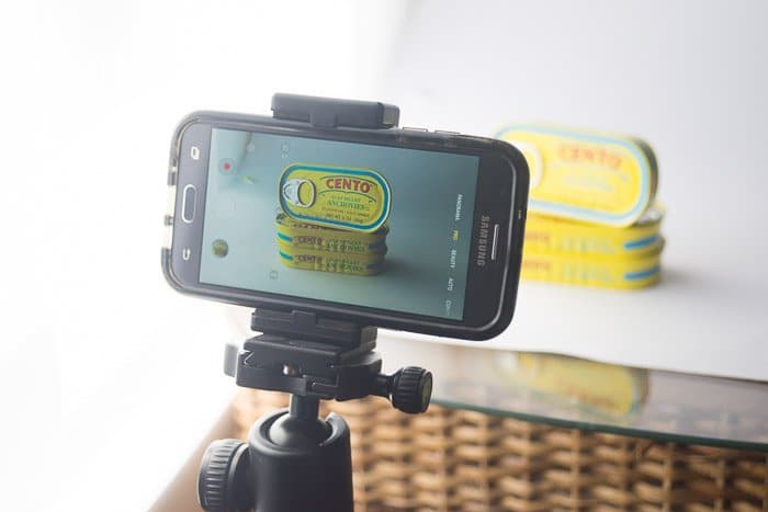 Fotografía de producto de smartphone de un teléfono instalado en un trípode para realizar tomas de productos.
