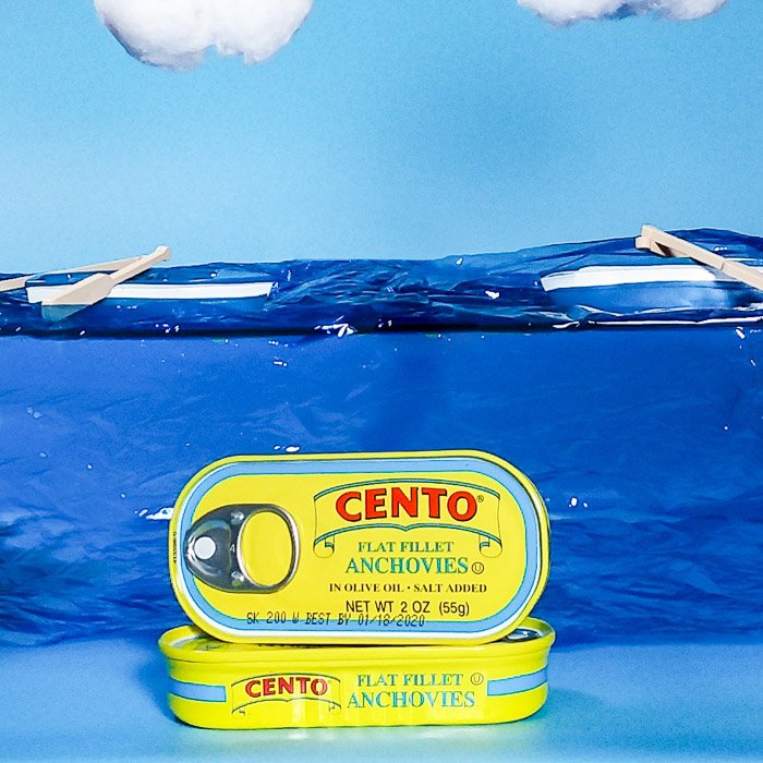 Fotografía de producto de smartphone foto de latas de anchoas sobre fondo pintado