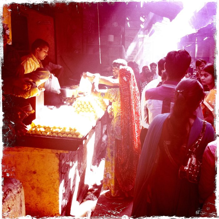 Fotografía atmosférica de la calle de un mercado abarrotado en la India tomada con la aplicación hipstamatic.