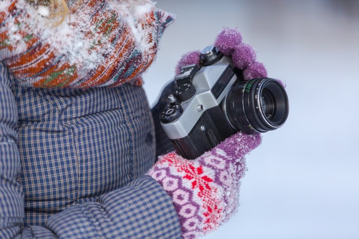 Un primer plano de un fotógrafo tomando fotos de nieve