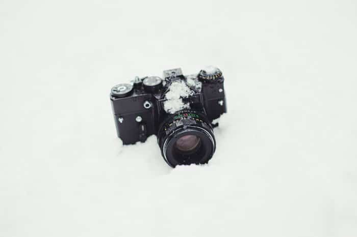 Una cámara réflex digital en la nieve.