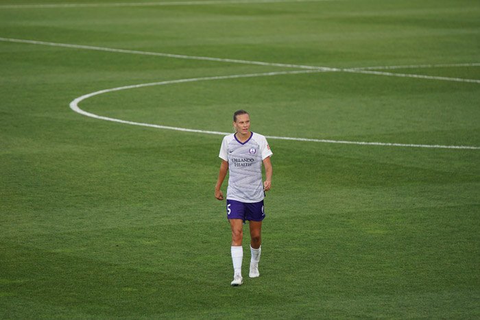 Una fotografía de fútbol de un jugador en el campo.