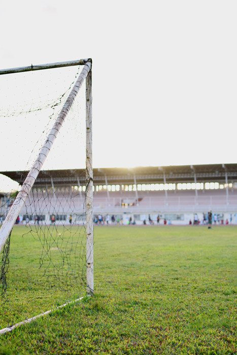 Una fotografía de fútbol de un campo vacío.