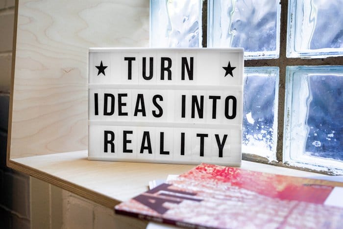 lindo letrero que dice 'convierte las ideas en realidad'
