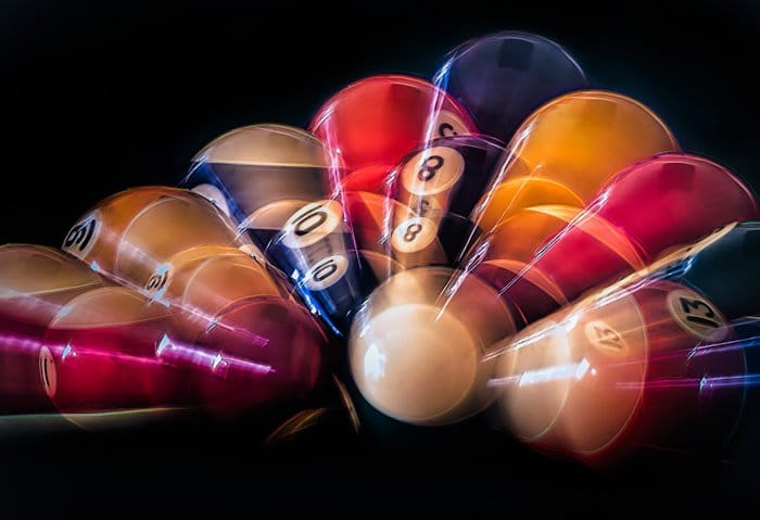 Foto de bolas de billar de colores con flash de sincronización lenta
