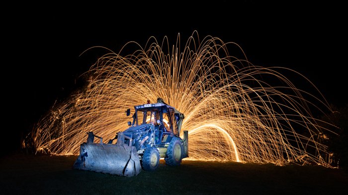 Fotografía de lana de acero con un tractor en primer plano