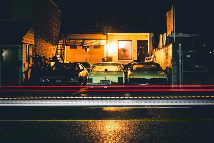 Foto de autos estacionados frente a una casa por la noche
