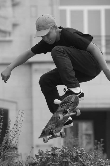 Fotografía en blanco y negro de un skater saltando