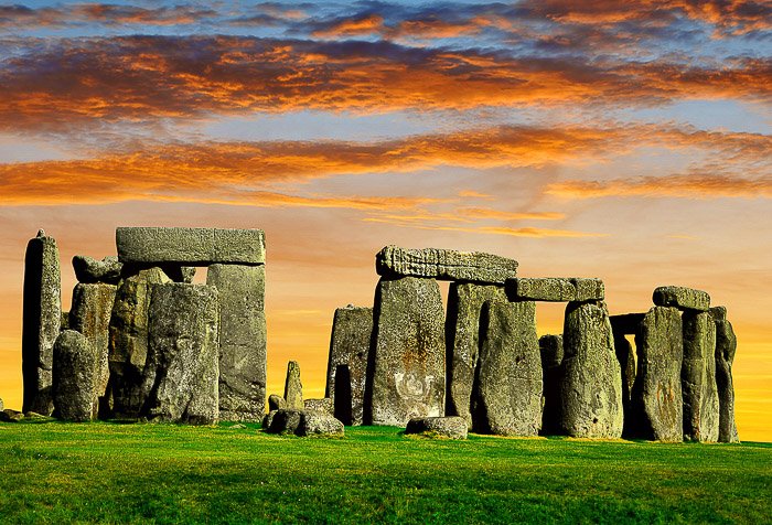 Stonehenge bajo dramáticas nubes al atardecer - hermosa fotografía del cielo