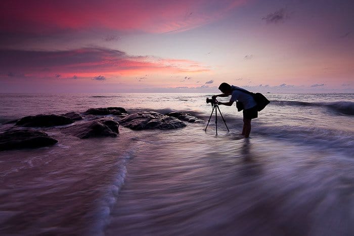 Un fotógrafo dispara increíbles fotos del cielo en una playa con poca luz