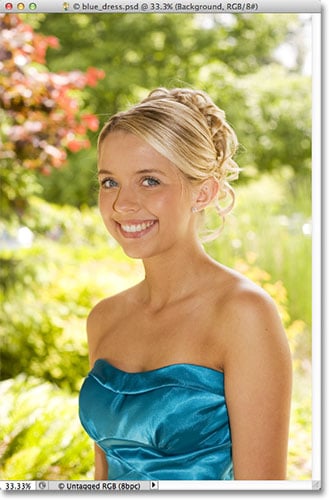 Una foto de una adolescente con un vestido azul.  Imagen con licencia de Fotolia por Photoshop Essentials.com