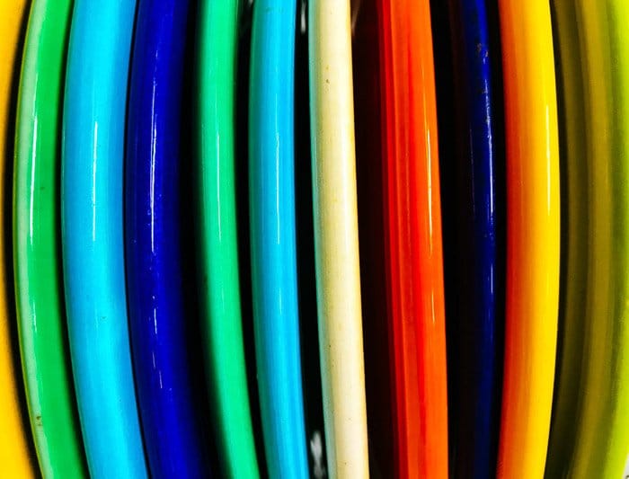 Un primer plano de unas bandas de plástico de colores brillantes- fotografía de smartphone
