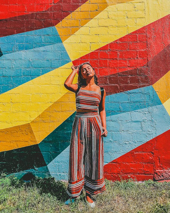 Foto colorida de una niña con diferentes ángulos sobre una pared de ladrillos en el fondo