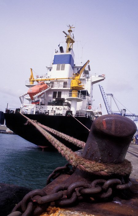 Un barco atado a un bolardo que muestra un sentido de escala en la fotografía