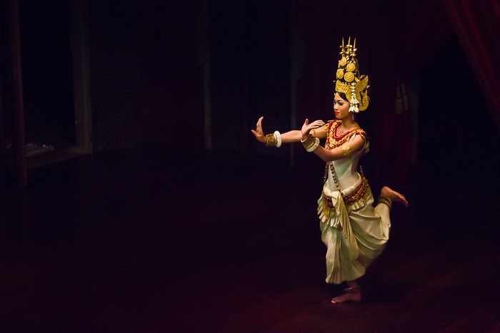 Fotografía de viajes atmosféricos de una niña bailando en una habitación con poca luz