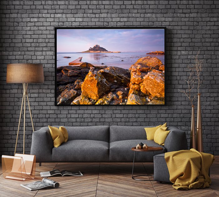 El interior de una sala de estar con una gran imagen de fotografía de viajes enmarcada: cómo vender sus fotos de viajes