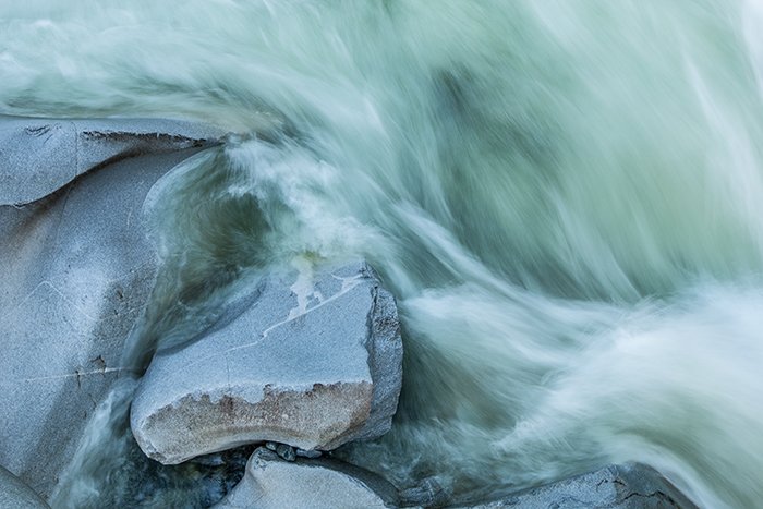 Una fotografía cenital de agua que fluye junto a las rocas