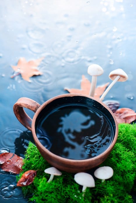 un bodegón creativo con un reflejo fresco en una taza de café