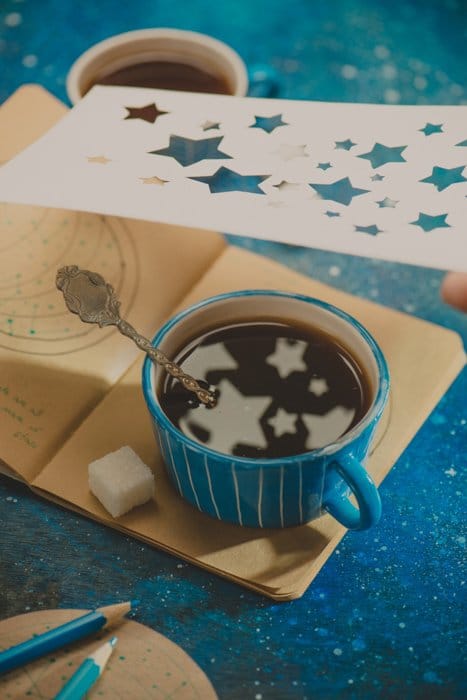 un bodegón creativo con reflejos en forma de estrella en una taza de café