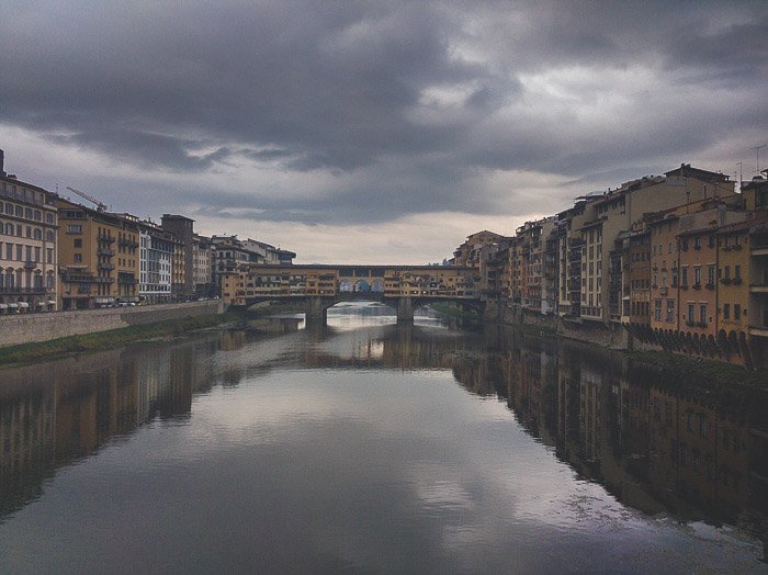 Reflejo de un paisaje urbano en un río en Florencia, Italia.