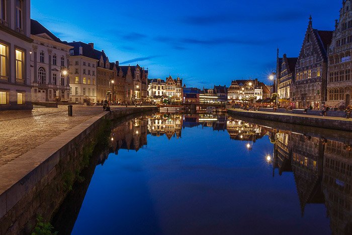 Un paisaje urbano nocturno en Gante, Bélgica: reflejos en la fotografía