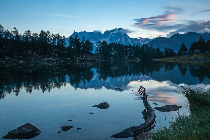 Un impresionante paisaje vespertino reflejado en el lago de abajo: reflejos en la fotografía