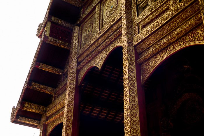El exterior de un templo de oro adornado: cómo eliminar el resplandor en las fotos