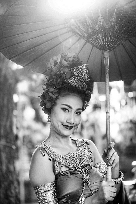 Retrato monocromático de una bailarina tailandesa sosteniendo un paraguas: cómo eliminar el resplandor en las fotos