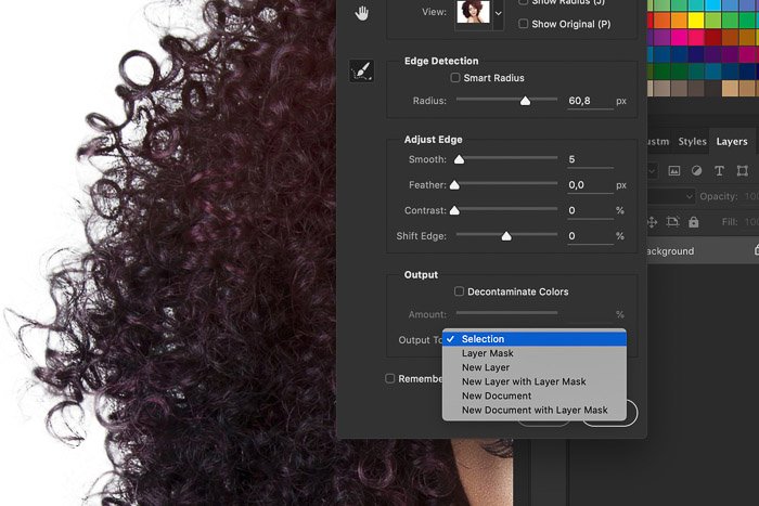 Una captura de pantalla que muestra cómo refinar los bordes en Photoshop en un retrato de una modelo femenina