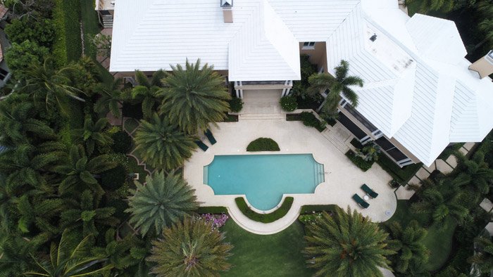 Foto de drone de una casa con piscina