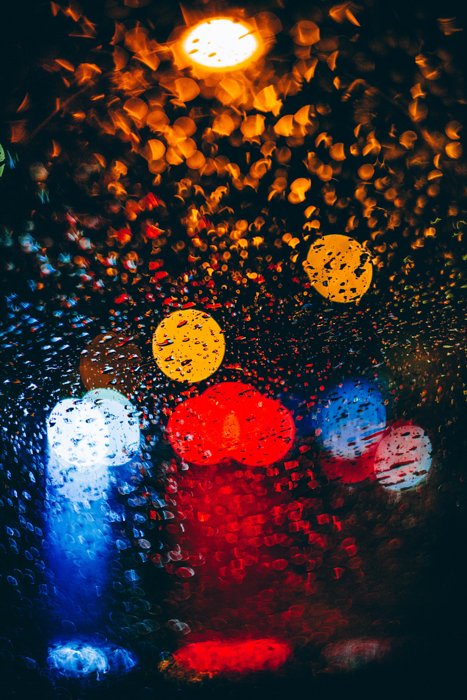 Tiro de fotografía de lluvia abstracta de luces de colores bokeh
