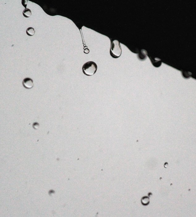 Foto de cerca mínima de gotas de lluvia cayendo con una velocidad de obturación rápida