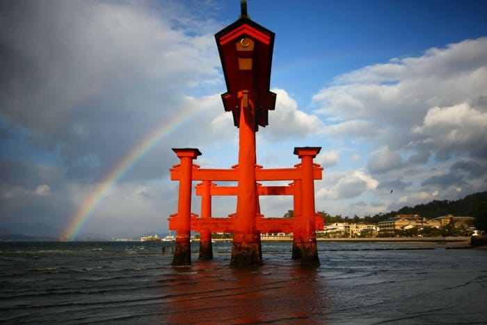 Un impresionante arco iris detrás de la famosa puerta de la isla Miyajima en Japón.