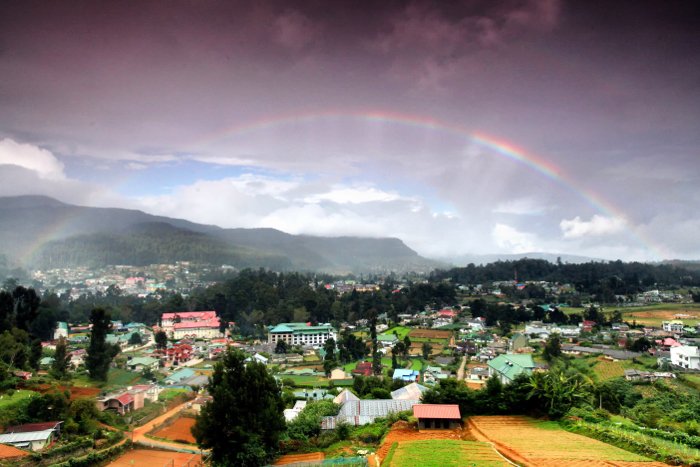 Un hermoso paisaje con un arco iris completo arriba: consejos para la fotografía del arco iris