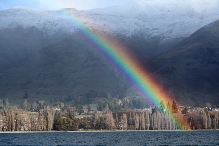 Parte de un arco iris frente a un paisaje impresionante - imágenes de arcoíris 