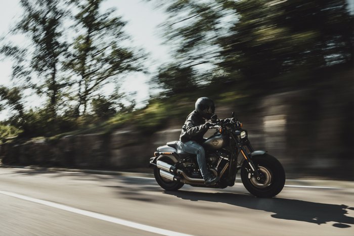 Una imagen de un motociclista conduciendo con fondo borroso