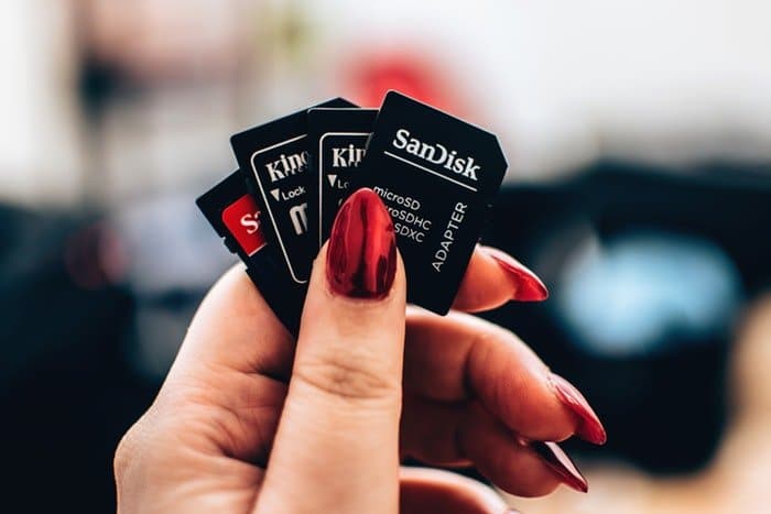 Foto de una mano que sostiene cuatro tarjetas de memoria diferentes