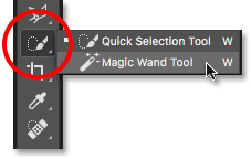 Seleccionando la herramienta Varita mágica detrás de la herramienta de selección rápida en la barra de herramientas de Photoshop.