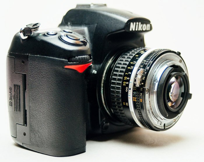 Una cámara réflex digital Nikon equipada con anillos de inversión para fotografía macro