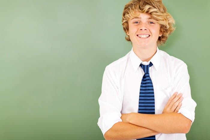 Un retrato escolar de un estudiante varón casualmente sobre un fondo verde: consejos para retratos escolares de calidad