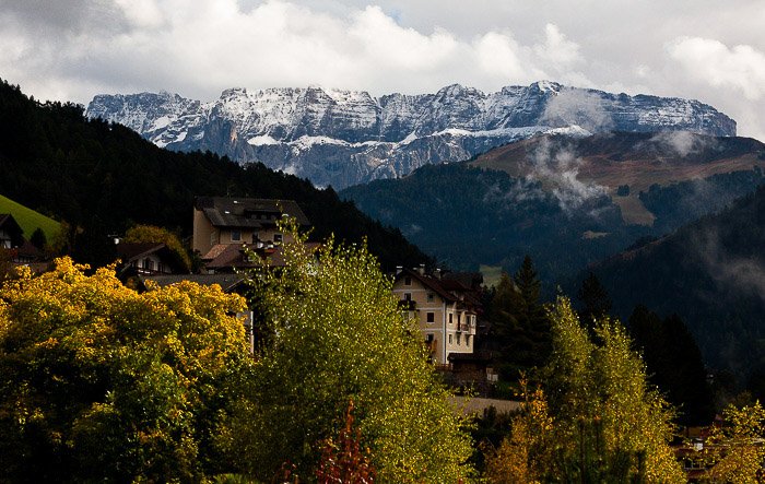 Impresionante toma aérea de otoño en los Alpes italianos