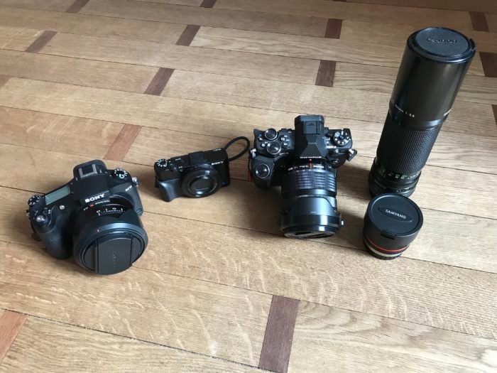 Toma de una Sony RX10 (izquierda), Sony RX100 Mk ii (centro) y Olympus OM-D EM-5 Mk II + un par de lentes (derecha).
