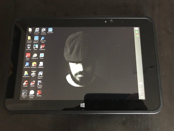 Tableta negra con Windows Fujitsu V535 para la mejor manera de hacer copias de seguridad de fotos para fotógrafos de viajes