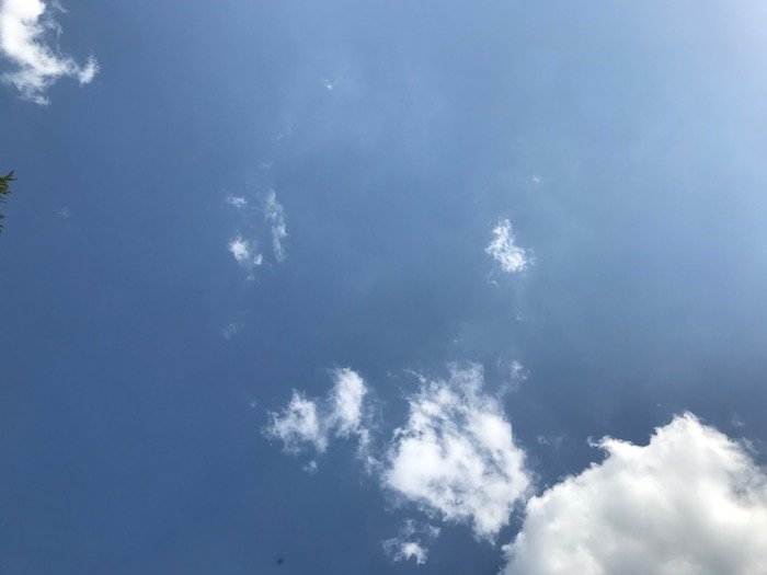 Nubes tenues en cielos azules: consejos de fotografía de viajes para obtener la mejor manera de hacer copias de seguridad de las fotos